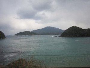 JR山陰本線 益田～長門市 日本海に浮かぶ島々が見えます