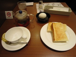 京都駅で食べたモーニング トーストとゆで卵、紅茶