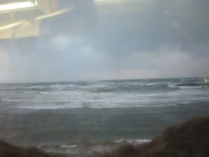 日本海 嵐なので波が高いです