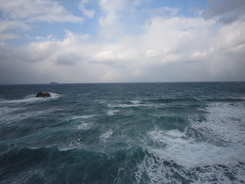 山陰本線から見た海 まるでジオラマですね