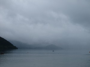 田沢湖 この日は薄霧が立ち込めて、ちょっと幻想的な雰囲気になってます