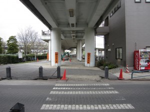 東日本大震災直後のJR京葉線 舞浜駅北口 アスファルトが剥がれて現在工事中です