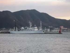 関門海峡に停泊する船