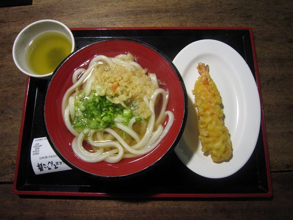 こんぴらさんで食べた、本場の讃岐うどん かけうどんとえび天ぷら