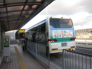 高速舞子バス停 徳島からのEDDY号が停車中です