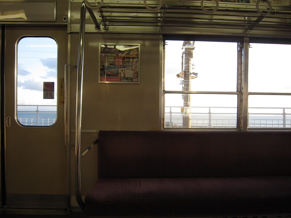 山陽電鉄 滝の茶屋駅 停車中の電車からの車窓