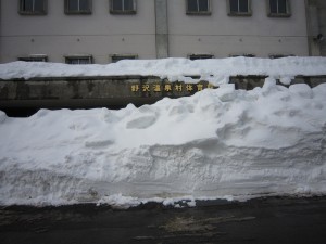 野沢温泉村体育館 入口が雪で完全に埋まってます