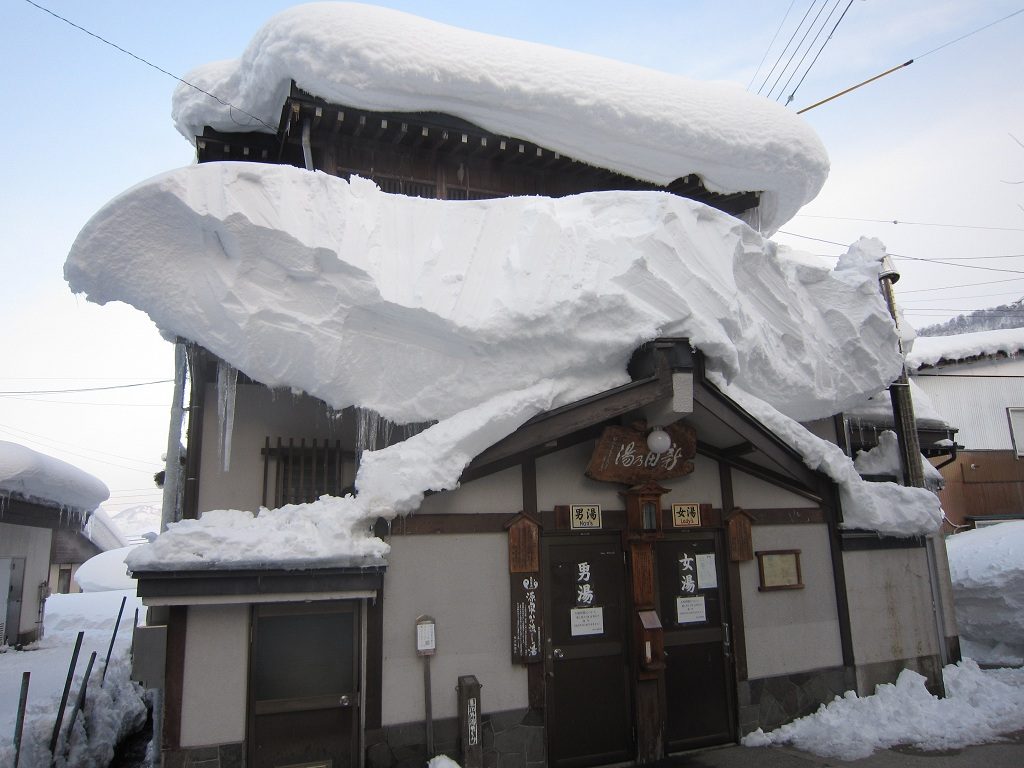 野沢温泉 新田の湯 雪下ろしをしないとこうなります