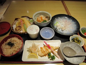 ふぐの唐揚げと天ぷら、ふぐご飯、茶わん蒸し、てっさ  下関 唐戸市場にて