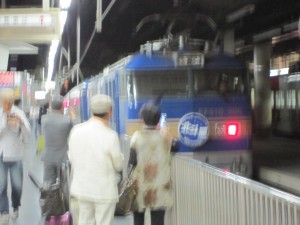 北斗星 JR上野駅に入線 たくさんの人がカメラを持ってます