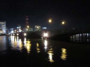 夜にライトアップされた萬代橋