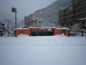 温海温泉の飲泉所　冬は雪で埋まるんです