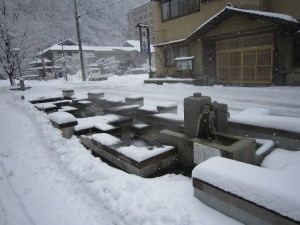 温海温泉の足湯「あんべ湯」 雪の日は誰も入っていません