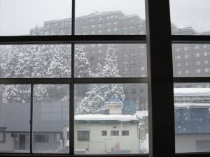 湯沢温泉は雪景色 越後湯沢駅の新幹線ホームで撮影