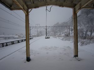 JR羽越本線 あつみ温泉駅 ホームが雪で埋まってます
