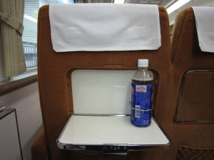 東武鉄道300系 特急きりふり 座席後ろのテーブル