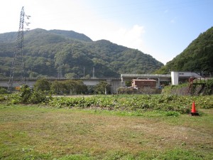 写真右側の白い部分が、野岩鉄道 川治湯元駅のホームです