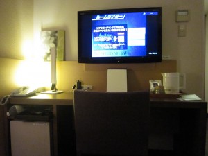 ホテルアーバングレイス宇都宮 テーブルと液晶テレビ