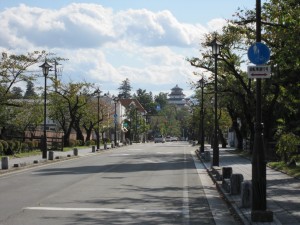 会津若松の旧甲賀町界隈を西に行くと、鶴ヶ城が見えます