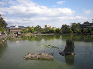 奈良公園 春日大社へ行く途中に池があります