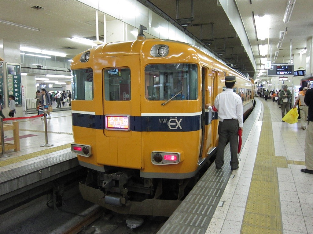 近畿日本鉄道 30000系 ビスタカー 2階建て車両が特徴です
