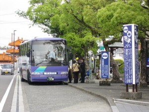 新宮駅前バス停 白浜温泉行のバスが止まっています