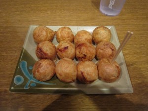 大阪で食べたたこ焼き 本来は何もつけずに食べるそうです