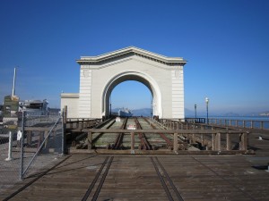 サンフランシスコのフィッシャーマンズワーフ 船に列車を載せるためのレールでしょうか