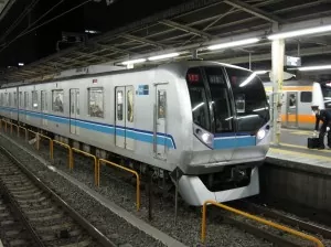 東京メトロ新05系 中野駅にて