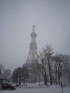 さっぽろテレビ塔 大通公園側から この日は雪でした