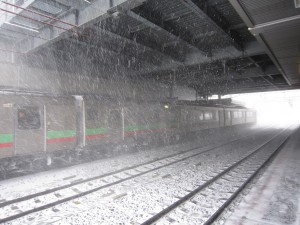 JR函館本線 白石駅 大雪の中を特急が通過した瞬間
