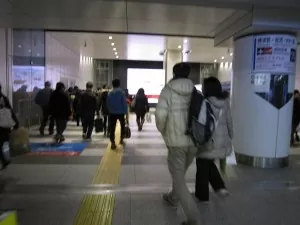 JR総武快速線 東京駅 丸の内地下中央口への階段・エスカレーター