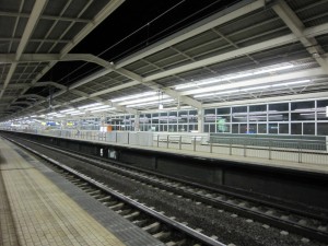 JR東海道新幹線 熱海駅 ホーム 安全柵が設置されているのが特徴です