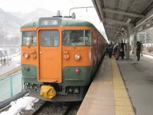 JR東日本 吾妻線 長野原草津口駅 ホーム 115系が停まっています