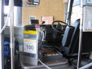 草津町内巡回バス 運賃は100円で降りるときに支払います