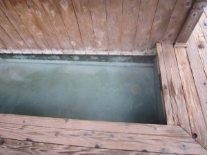 草津温泉 地蔵の湯 お湯はほぼ無色透明で、わずかに白い感じですね