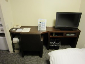 榛名の湯 ドーミーイン高崎 シングルルーム 机とテレビ、部屋には加湿空気清浄機があります