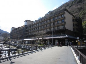 箱根湯本温泉 天成園 ホテルの建物全体 大浴場は6階と7階です