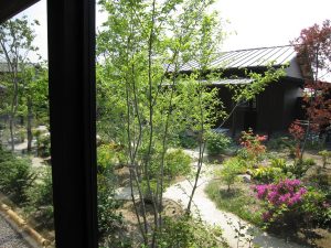 杉戸天然温泉 雅楽の湯 中庭 正面の建物に足湯があります
