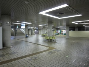 柴山鉄道 東成田駅 使われなくなった部分を封鎖しても、なお広い駅コンコース