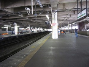 JR高崎線 熊谷駅 在来線ホーム 上を新幹線が走っているので昼でも薄暗いです
