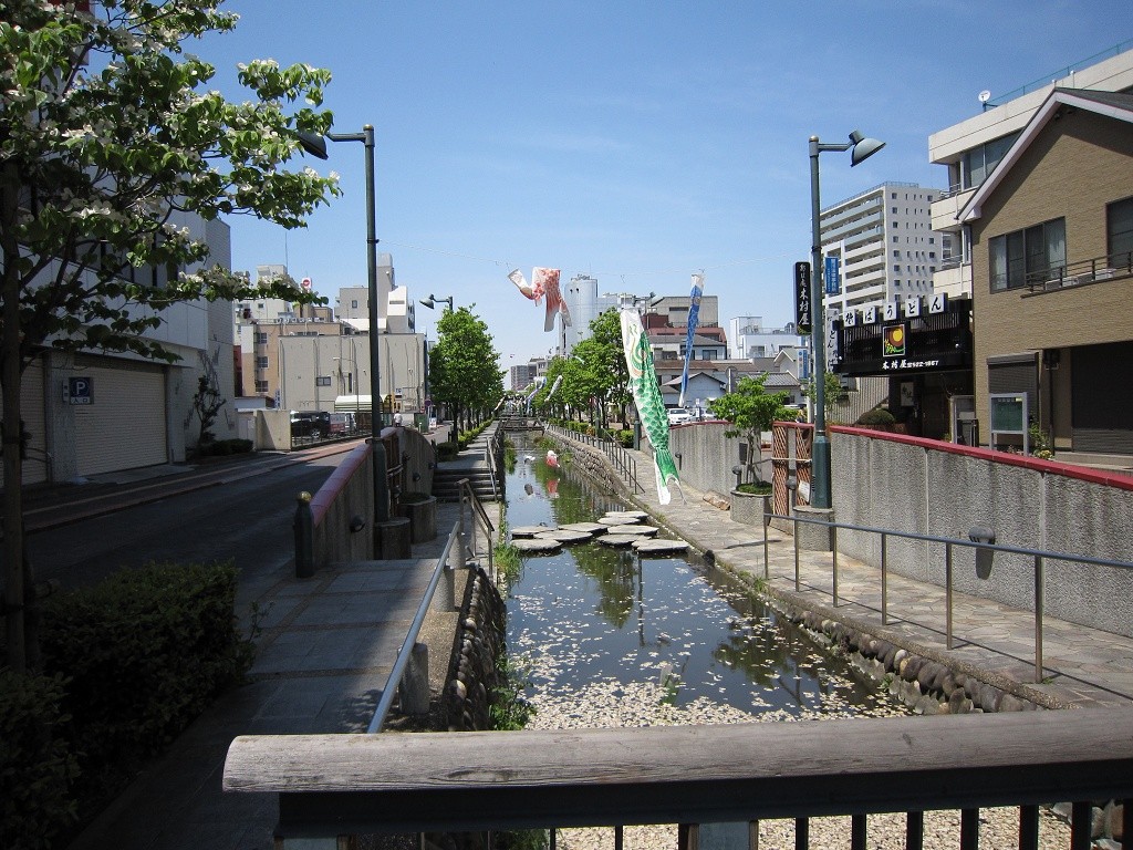 熊谷駅周辺を歩く 小川が流れていて、遊歩道が整備されています 5月にはこいのぼりも