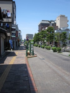 熊谷駅周辺を歩く 遊歩道だと思っていたら、車道でした バス停があります