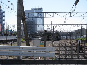 西武池袋線 飯能駅 線路の終点から見たホームと北口駅ビル