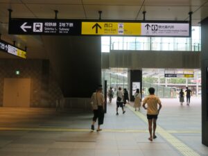 JR根岸線 横浜駅 西口 相鉄線 市営地下鉄への乗換案内表示