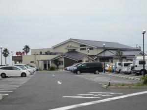 横須賀温泉 湯楽の里 建物と駐車場 横浜横須賀道路 馬堀海岸ICのすぐそばにあります