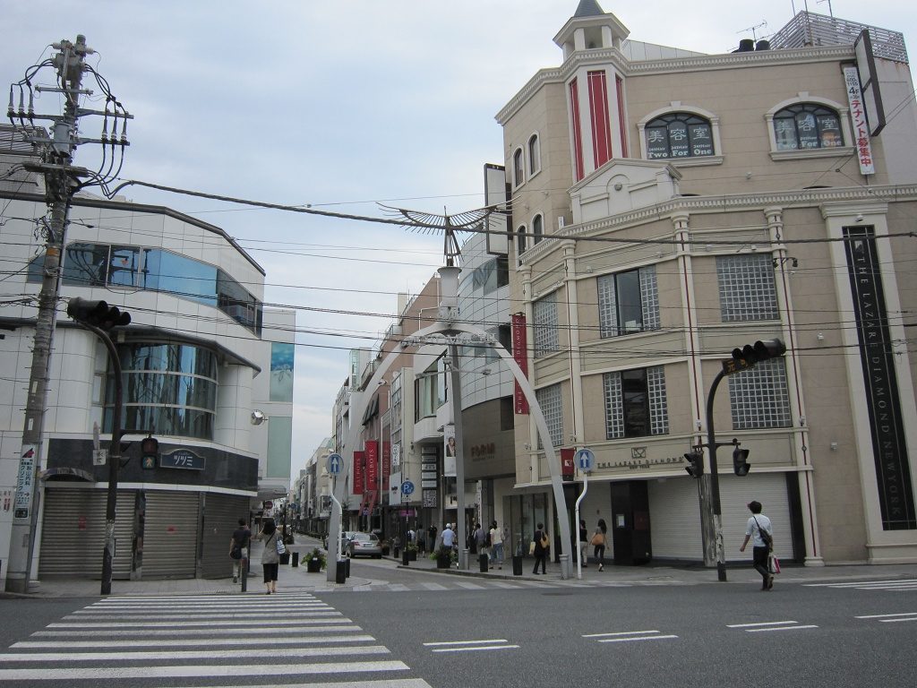 横浜 元町ショッピングストリート アイプラス店長 キューティー吉本の自由旅行
