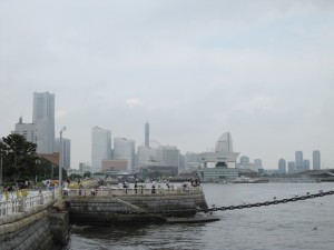 横浜 山下公園 北側には横浜ランドマークタワーや赤レンガ倉庫が見えます