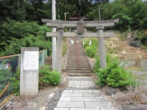 甲府湯村温泉 湯谷神社 大鳥居と本殿への石段