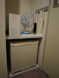 甲府湯村温泉 湯村ホテルB&B シングルルーム 冷蔵庫と加湿器、扇風機
